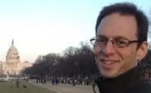 Richard Monastersky in front of the US capitol