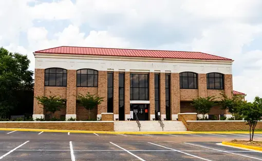 Rankin County Justice Center in downtown Brandon, Mississippi. Image by Chad Robertson Media/Shutterstock.