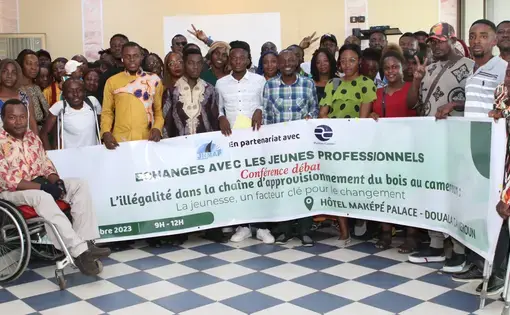 Les participants à l'atelier de discussion avec les jeunes professionnels à Douala se réunissent pour un portrait de groupe.