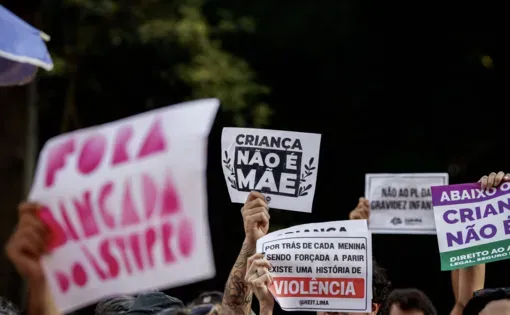 Cinco cartazes de protesto em uma manifestação pelos direitos reprodutivos
