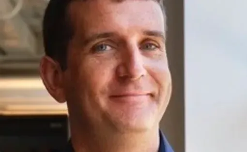 Greg Dixon headshot