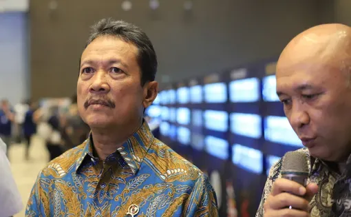 JAKARTA, INDONESIA - OCTOBER 2022 - Minister of Marine Affairs and Fisheries Sakti Wahyu Trenggono (left) visited the ornamental fish exhibition on 14, October 2022 in Jakarta. Image by Wulandari Wulandari/Shutterstock.