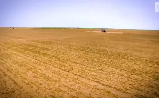 A field with an oil drill, Texas. Screenshot from "Texas Workers Face Mounting Dangers In The Heart Of America’s Greatest Oil Boom" video.