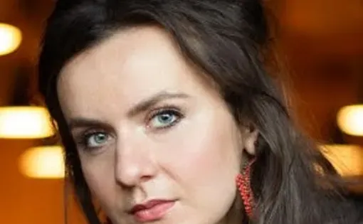 Headshot of brunette woman