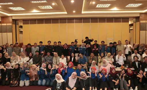 Participants and organizers enjoying the closing photo session