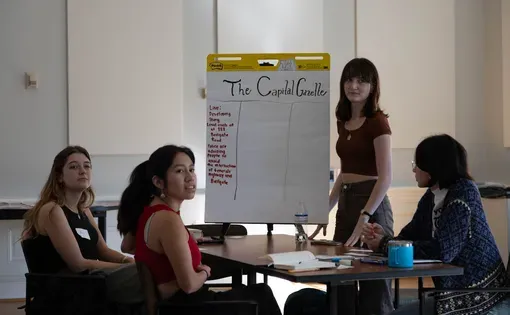 Ava Echard '25, Haidyn Brockelman '26, Logan Mischke '26, and Alex Nakamitsu '26 (left to right) collaborate in a newsroom simulation in Denise Watson's masterclass last October in the Grimsley Boardroom