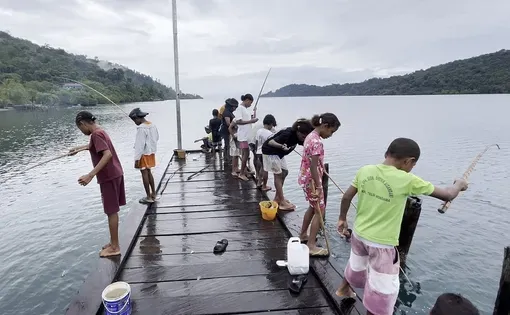 Kids fishing