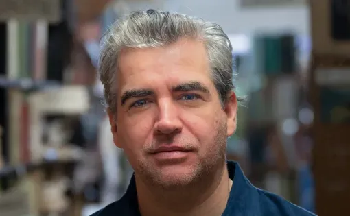 Jeff Oloiza headshot