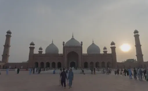 A hazy sky pictured behind the Badshahi Mosque in Lahore on July 26, 2025. Image by Alina Ajaz. Pakistan, 2025.