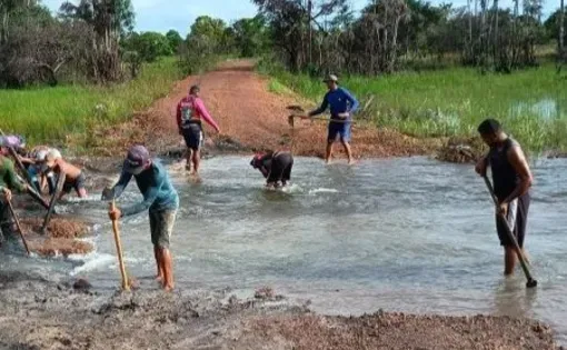 Quilombolas open a road illegally built by farmers in Marajó (PA), Brazil