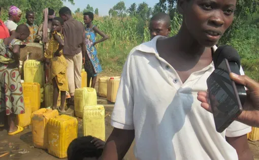 Aline Niyogusenga s’exprimant sur la pénurie d’eau dans sa communauté de Kagwema.