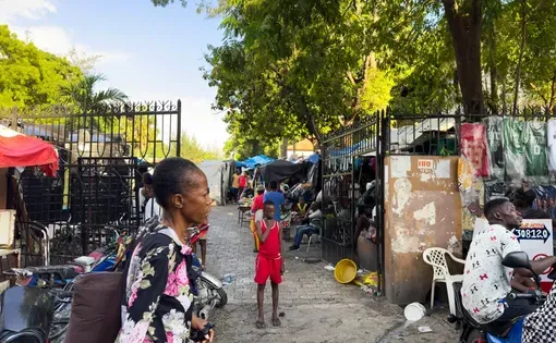 Un camp de déplacés à cause de la violence des gangs, à Port-au-Prince. Image par Victor Rainson. Haïti.