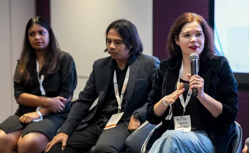 Katie McQue, right, speaking in Kuala Lumpur. Image: Lisa Marie David for GIJN