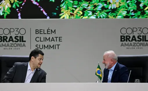 O presidente Lula e o presidente do Senado, Davi Alcolumbre, na abertura de sessão plenária na COP30