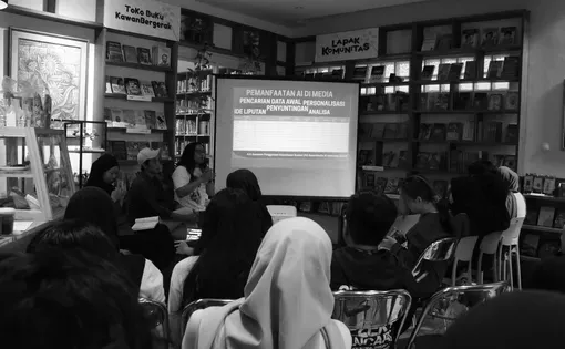 AI Spotlight Coaching Grantee Muhammad Kholikul Alim led a workshop for journalists on how to report on AI systems