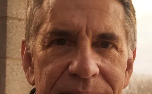 Thomas Bass headshot