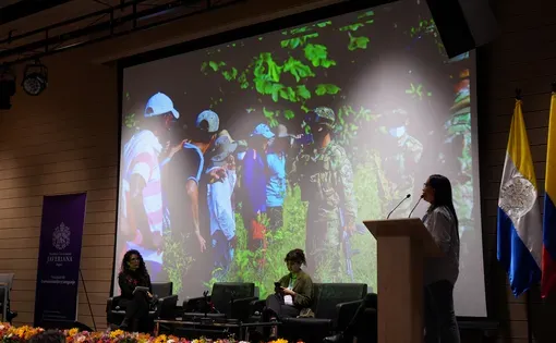 De izquierda a derecha: Daniela Quintero (Mongabay) y Christina Noriega (periodista y becaria del Pulitzer Center) escuchan la intervención de Alejandra Mayorga (El Cuarto Mosquetero).