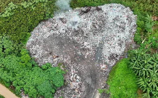 Vista aérea do lixão do município de Melgaço (PA), detentor do pior IDH (Índice de Desenvolvimento Humano) do país e que não recebeu verbas do programa federal Calha Norte entre 2015 e 2024. Imagem por Pedro Labigalini/Folhapress.