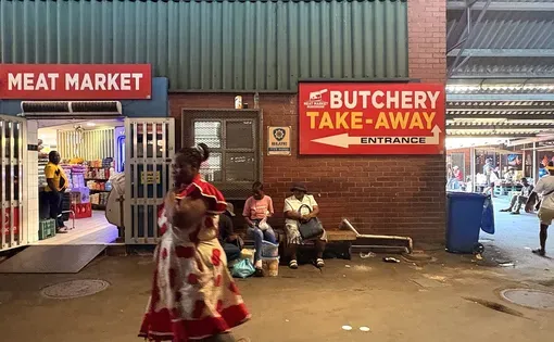Warwick Junction in Durban’s inner city isn’t where the well-heeled come to window shop. But these traders serve countless pedestrians daily and operate in an urban heat island where conditions may be 5°C to 10°C hotter than those measured at the city’s weather stations. (Photo: Leonie Joubert)