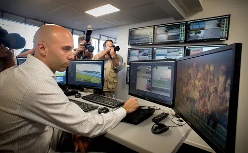 Presentación del nuevo sistema de cámaras de reconocimiento facial y video vigilancia en el Estadio Centenario. En la foto, Matías Nogueira de la empresa DDBA en el centro de monitoreo. Montevideo, 04/04/2017. Foto: Ricardo Antúnez/ADHOCFOTOS
