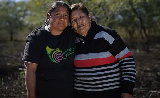 A la par. Mara y Gregoria se apoyan desde una mirada intergeneracional sobre Vinalito.