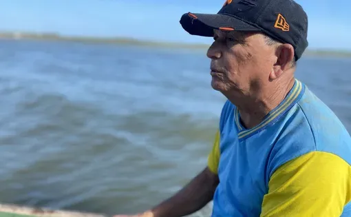 O catador de caranguejos Antônio Júlio em seu barco: protagonista de um podcast para mostrar o que a Ilha Grande e os povos tradicionais do Delta do Parnaíba podem revelar sobre preservação do meio ambiente e exploração do trabalho. Image by Beatriz Trevisan.