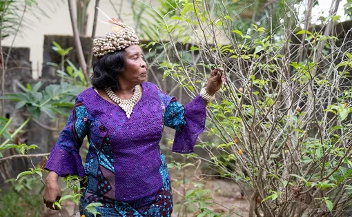 Gabon woman thumbnail