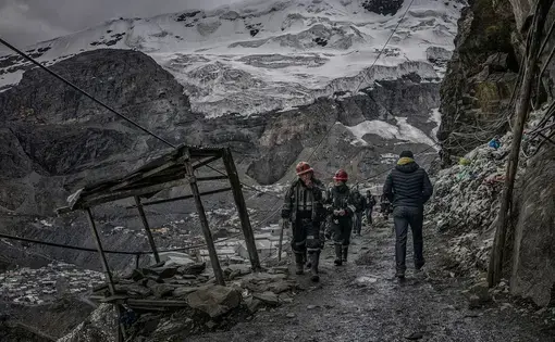 Workers return from the mines at lunch time. Peru, 2019. Image by James Whitlow Delano. Workers return from the mines at lunch time. Peru, 2019. Image by James Whitlow Delano.