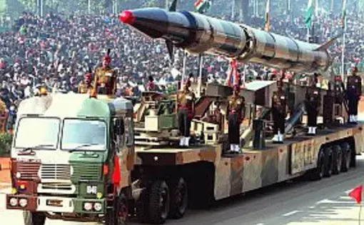 Agni-II Missile at the 2004 and 2006 Republic Day Parades in New Delhi, India. Image by Antonio Milena. Media file: Agni-II_missile_Republic_Day_Parade_2004_284px.jpg
