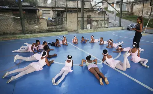 Tuany Nascimento and students of her Na Ponta dos Pés ("On Tiptoe") project, in Rio. Image by Frederick Bernas. Brazil, 2018.