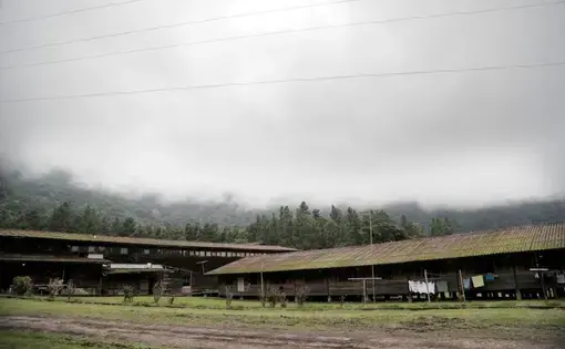 Low clouds hover over the camp in Gualaca, Panama serving as a temporary shelter for Cuban migrants. Image by José A. Iglesias. Panama, 2017.