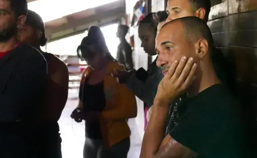 Cuban migrants stranded in Panama talk to journalists at the camp where they are housed in Gualaca in the western province of Chiriquí. Image by José A. Iglesias. Panama, 2017. Cuban migrants stranded in Panama talk to journalists at the camp where they are housed in Gualaca in the western province of Chiriquí. Image by José A. Iglesias. Panama, 2017.
