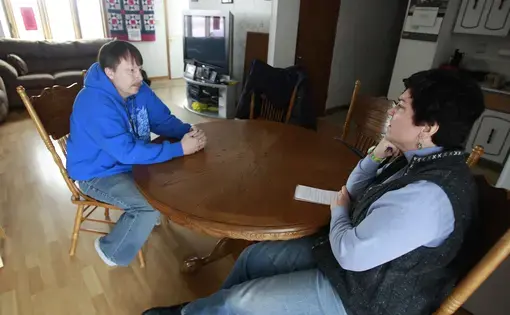 Paul Drees discusses his son, Steven, with reporter Meg Jones. Image by Rick Wood, Milwaukee Journal Sentinel. United States, 2011.