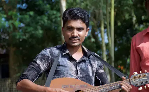 Siraz is a lead singer and mandolinist. Image by Sasha Ingber. Bangladesh, 2019.