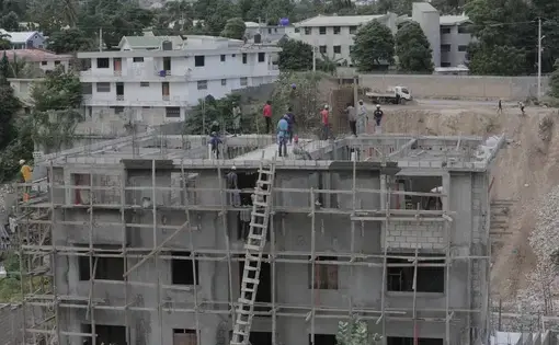 The Haitian government recommends that builders follow earthquake-resistant standards. But because Parliament has not voted on a national building code, there is no way to enforce it in construction, like at this apartment building going up in Port-au-Prince. Image by Jose A. Iglesias. Haiti, 2019.