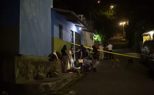 A crime scene is investigated and documented as a femicide in September 2018. El Salvador, a country smaller than New Jersey in size and population, has the highest femicide rate in Latin America. Image by Almudena Toral. El Salvador, 2018.