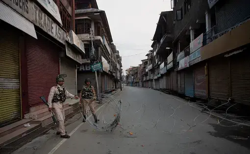 Indian paramilitary forces set up a barricade in Srinagar. Image by Abid Bhat. Kashmir, 2019.