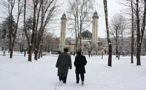 Men hurry to Friday prayers at the central mosque in Nalchik, the capital of the Russian republic of Kabardino-Balkaria. Image by Tom Parfitt. Russia, February 2011.