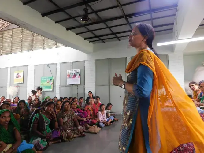 Dr. Belaben Patel, addressing women and their children from the local slum at the Manav Sadhna Women’s Center in Ahmedabad. Image by Ambar Castillo. India, 2017.
