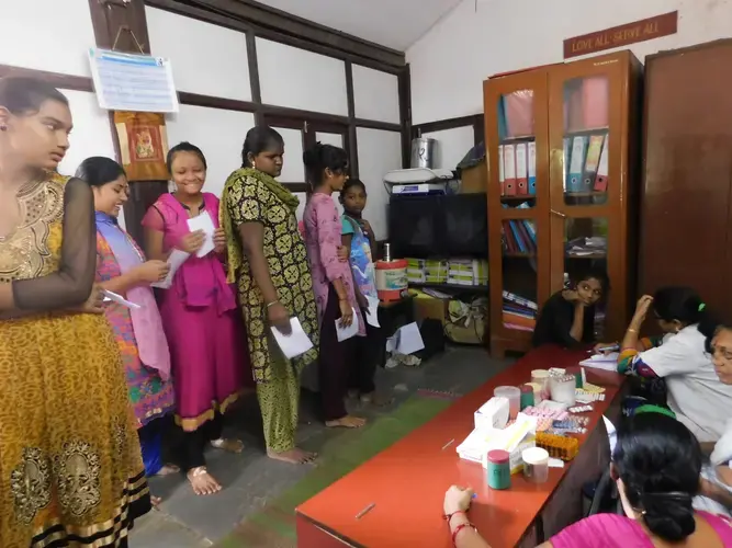 Girls from the local slum line up for their medical check-up at the Hb Clinic. Image by Ambar Castillo. India, 2017.