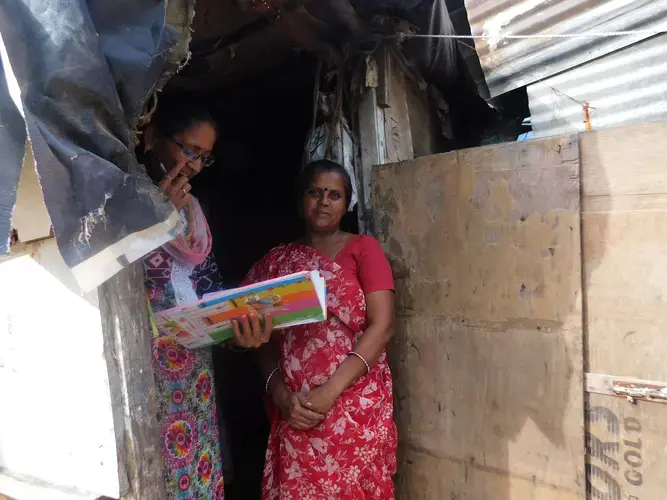 Health worker Modi Niven visits a woman from the local slum. Image by Ambar Castillo. India, 2017.