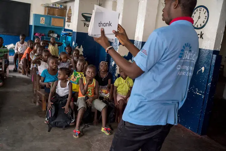 A teacher uses flashcards in the Bridge school. Image by Diana Zeyneb Alhindawi for The New York Times. Liberia, 2017.