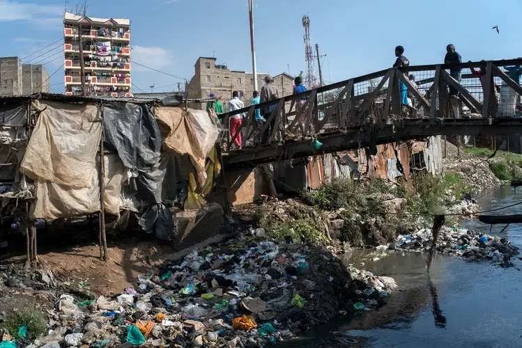 The Mathare slum in Nairobi, Kenya. Image by Diana Zeyneb Alhindawi for The New York Times. Kenya, 2017.<br />
