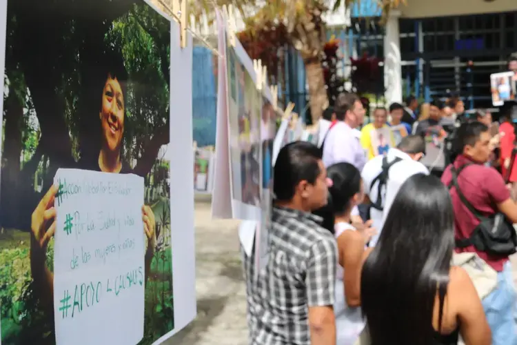 Advocates organized a social media campaign to encouarge people from around the world to post pictures with the hashtag #Apoyo4causales to express their support for a bill that would legalize abortion under four circumstances. Image by Lauryn Claassen. El Salvador, 2017.