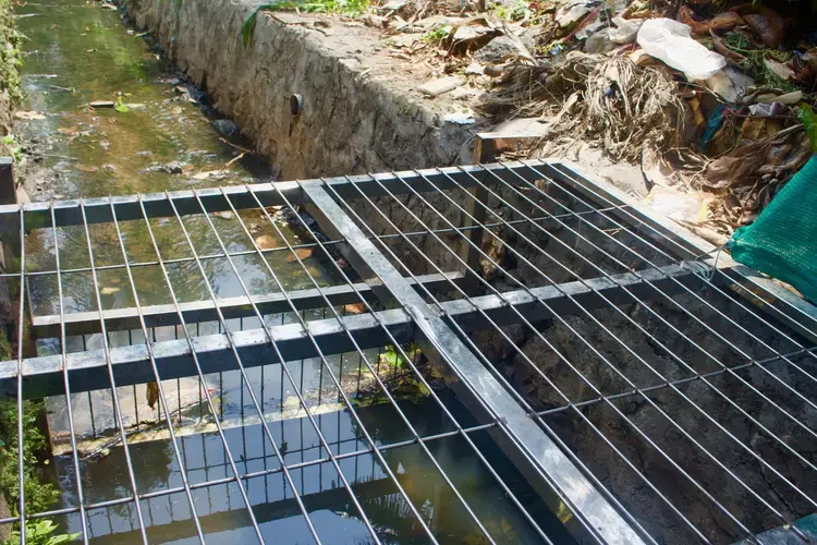 Screens located roughly every 250 meters stop garbage from flowing downstream. Locals are responsible for keeping their screens clear of waste, which holds neighborhoods accountable for any waste that goes into their portion of the canal. Image by Katelyn Weisbrod. India, 2019.