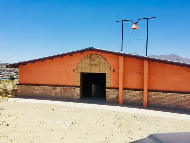 For decades, Campbell’s longtime companion, Father Peter Hinde, delivered the mass at Capilla San Esteban, a tiny chapel on a rocky outcropping in the middle of Juárez. Image by Lily Moore-Eissenberg. Mexico, 2019.