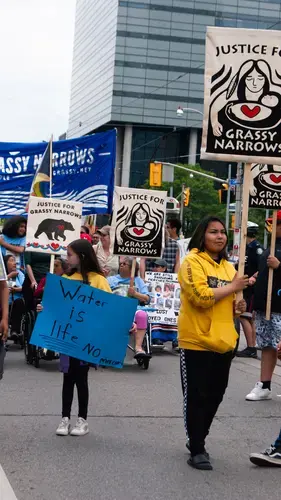 Jenae Turtle and other Grassy Narrows youth wield signs as they lead their community's march. Canada, 2019. Image by Shelby Gilson.