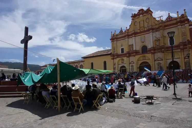 Forced from their village by armed invaders, the people of Nicolas Ruiz have set up camp in the center of San Cristobal de las Casas. They live in a makeshift tarp ill-fitted to protect them from the elements. Image by Jared Olson. Mexico, 2018.