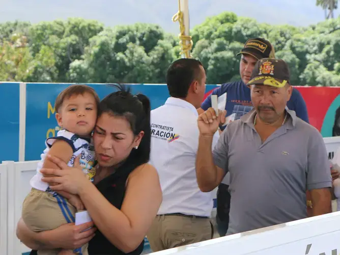 People crossing the border from Venezuela into Cúcuta, Colombia. Image by Patrick Ammerman. Colombia, 2019.