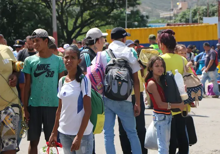Venezuelans look across the border into Colombia. Image by Patrick Ammerman. Venezuela, 2019.
